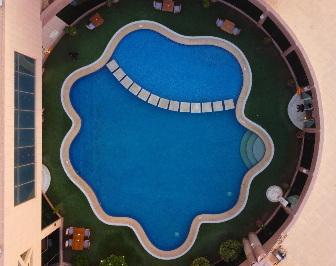 Ramada Hotel & Suites By Wyndham Al Qassim Аль-Букайрия Экстерьер фото Swimming pool at the hotel