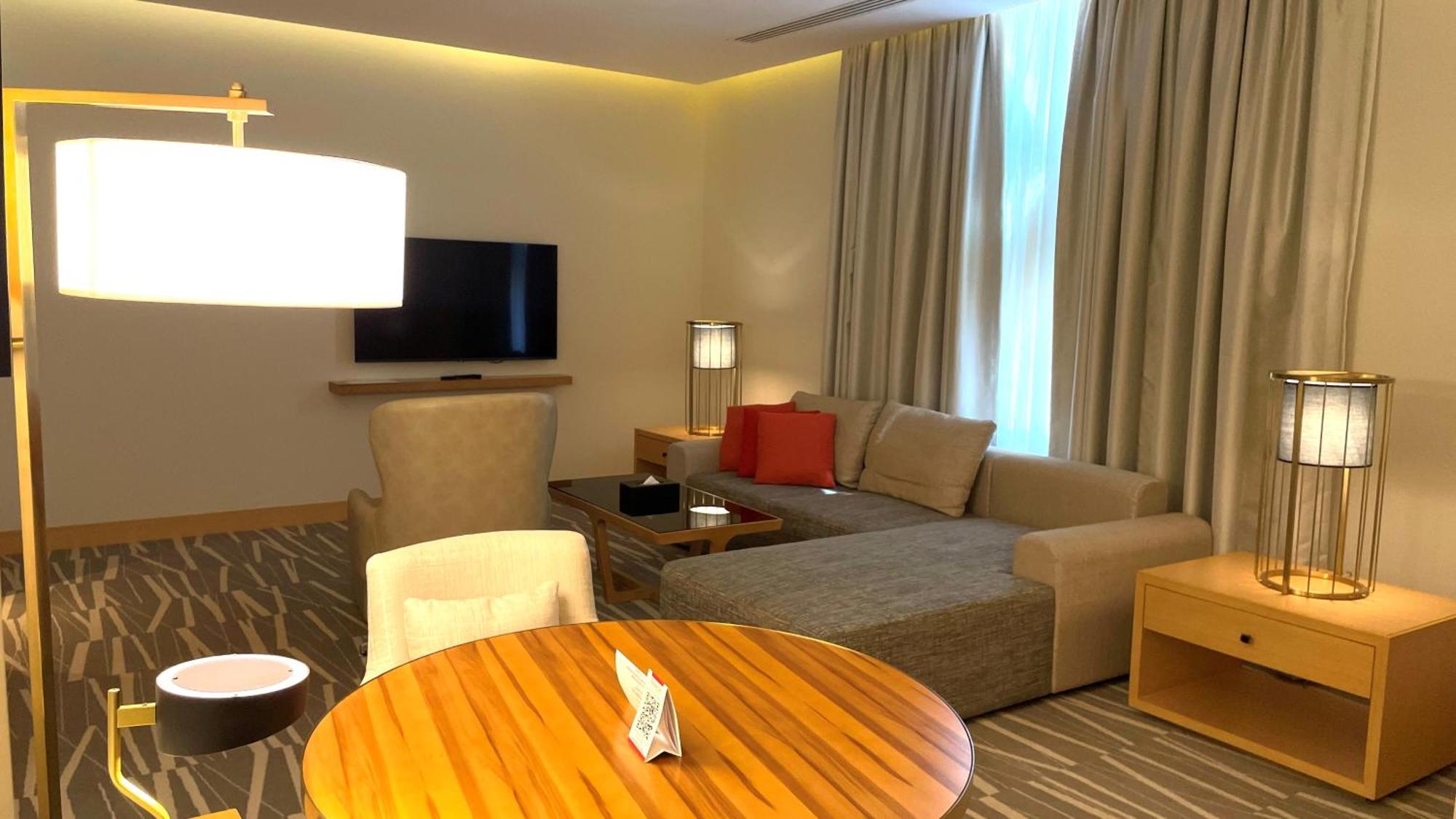 Ramada Hotel & Suites By Wyndham Al Qassim Аль-Букайрия Экстерьер фото Living room of a suite