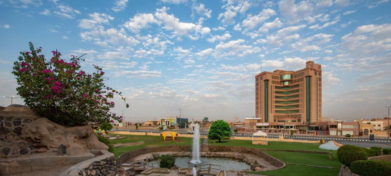 Ramada Hotel & Suites By Wyndham Al Qassim Аль-Букайрия Экстерьер фото Fountain at the University of Hail