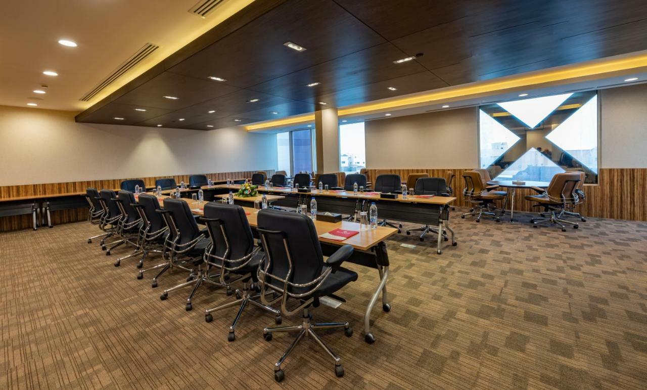 Ramada Hotel & Suites By Wyndham Al Qassim Аль-Букайрия Экстерьер фото Meeting room