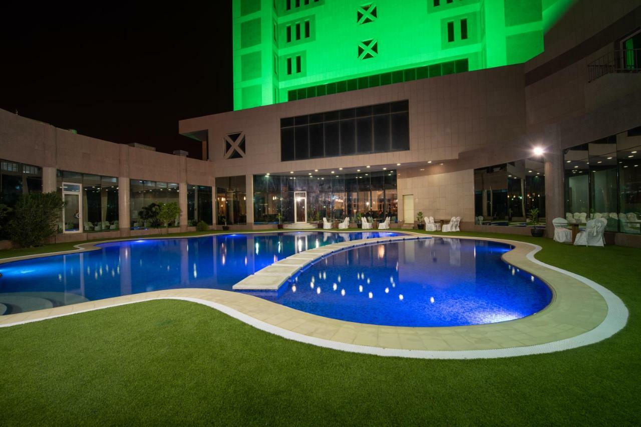 Ramada Hotel & Suites By Wyndham Al Qassim Аль-Букайрия Экстерьер фото The pool at the hotel