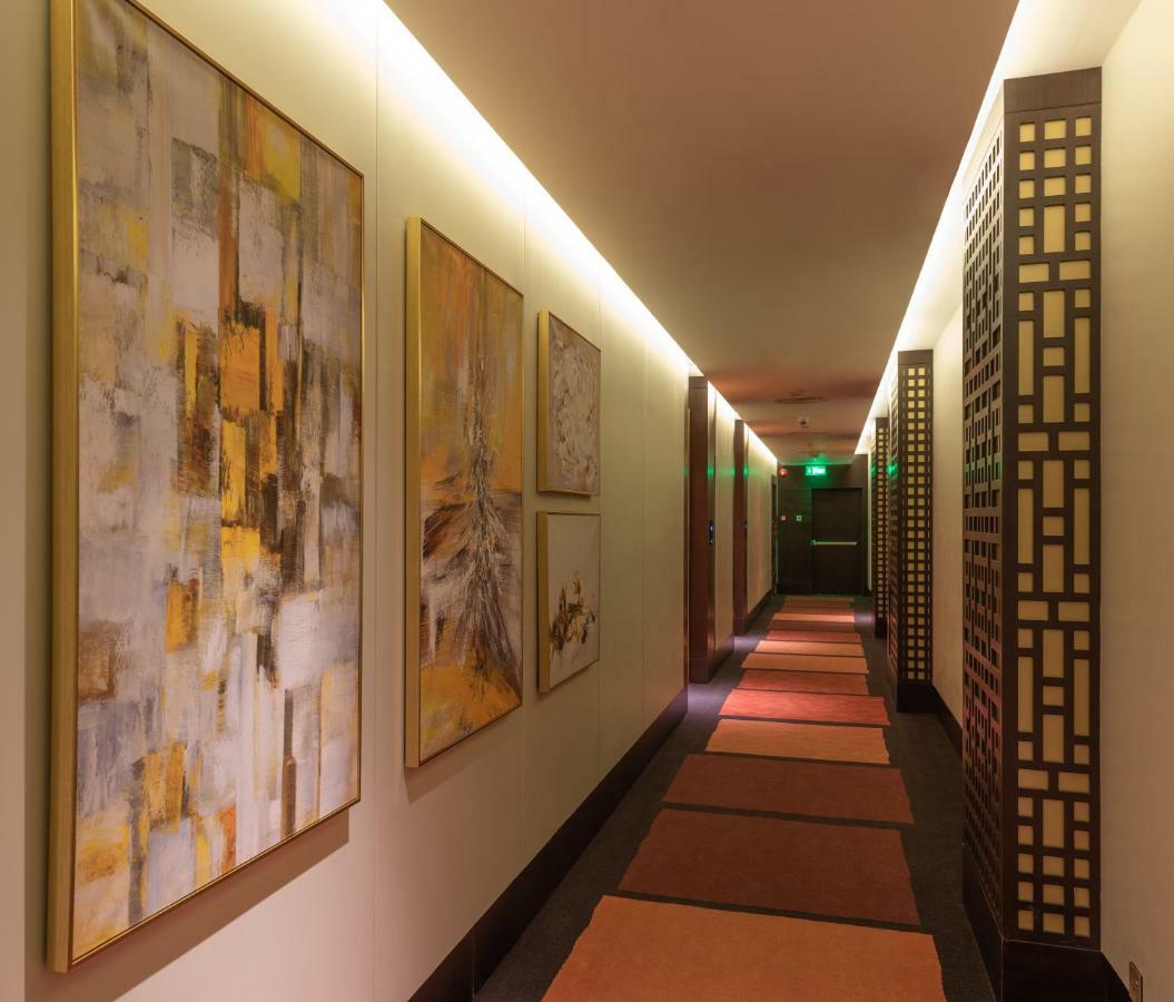 Ramada Hotel & Suites By Wyndham Al Qassim Аль-Букайрия Экстерьер фото A corridor at the hotel