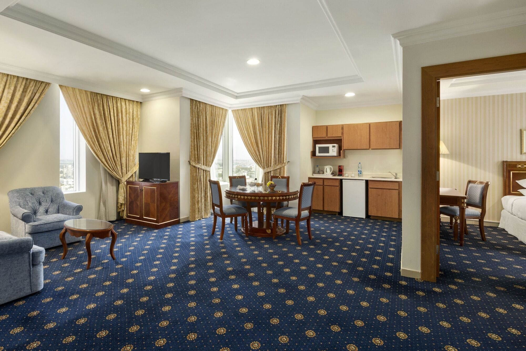 Ramada Hotel & Suites By Wyndham Al Qassim Аль-Букайрия Экстерьер фото Suite