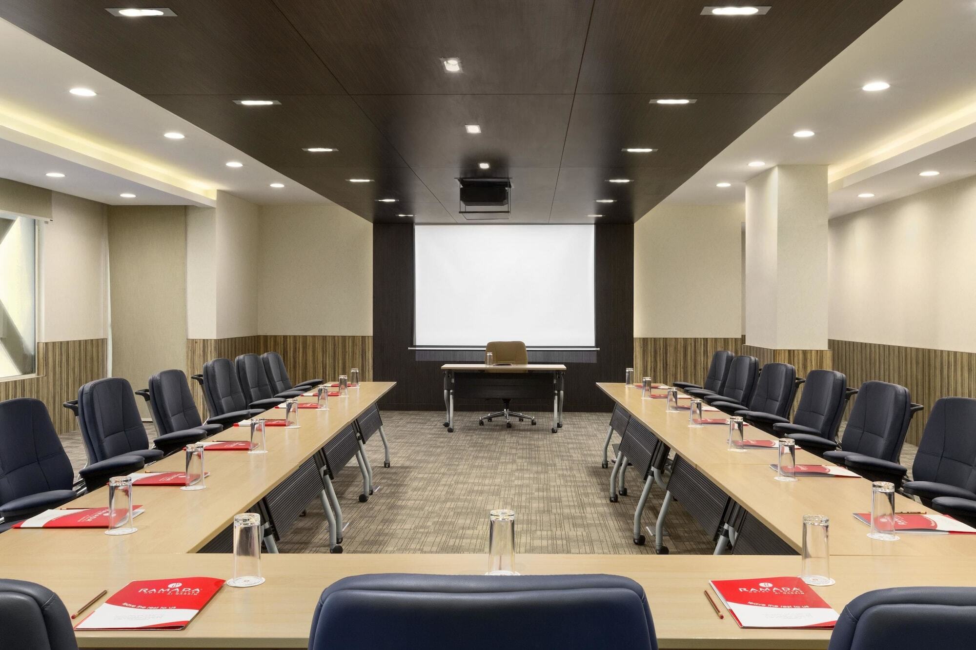 Ramada Hotel & Suites By Wyndham Al Qassim Аль-Букайрия Экстерьер фото Meeting room