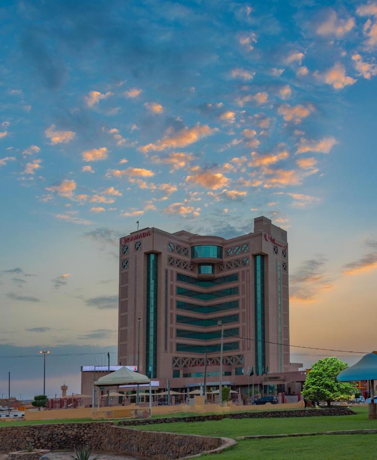 Ramada Hotel & Suites By Wyndham Al Qassim Аль-Букайрия Экстерьер фото The hotel at sunset